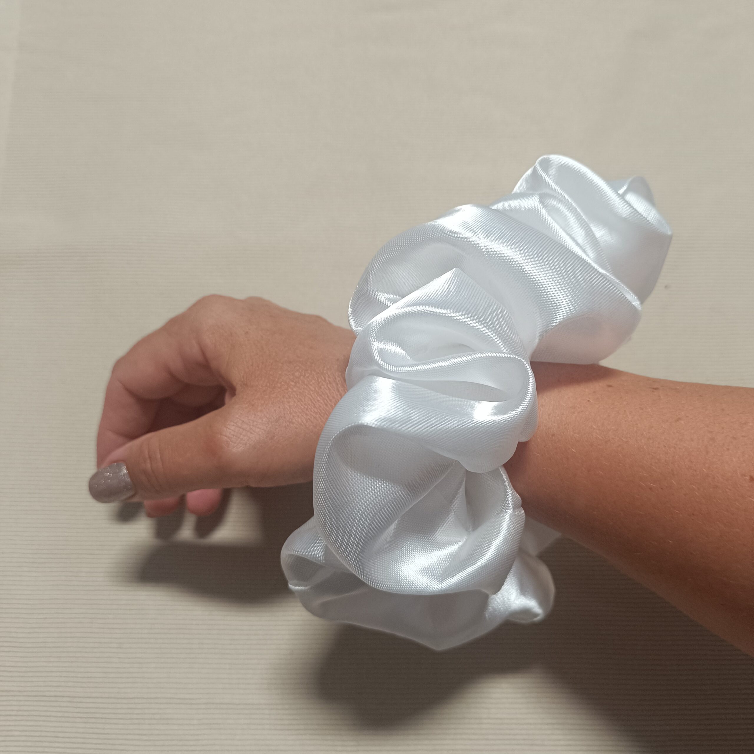 Satynowa Scrunchie L - obrazek 3