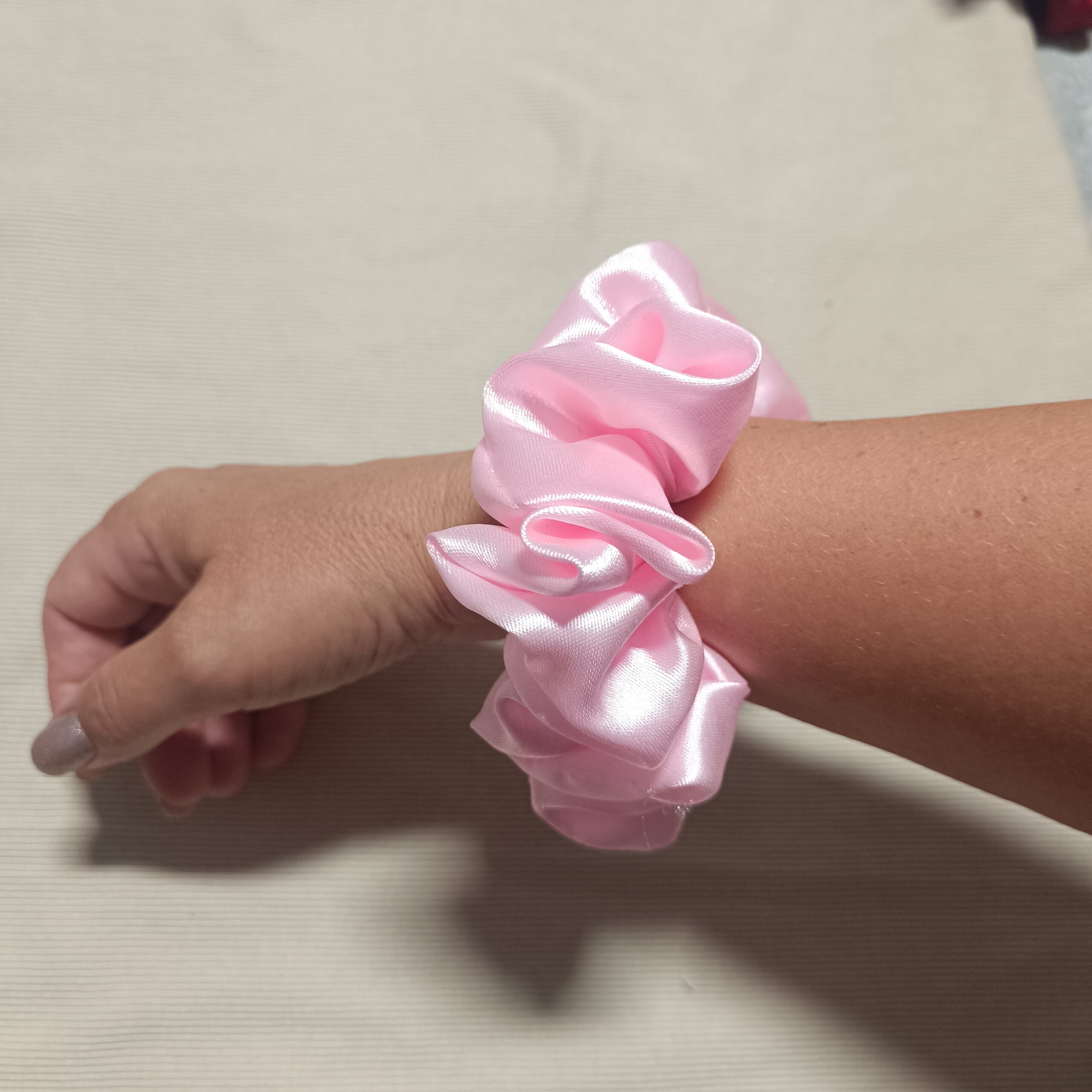 Satynowa Scrunchie M - obrazek 3